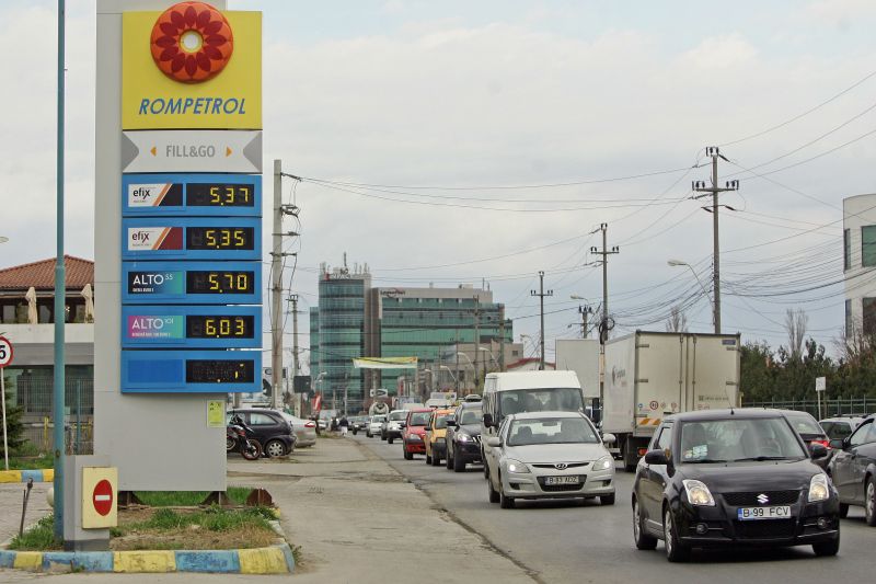 Rompetrol a scumpit benzina