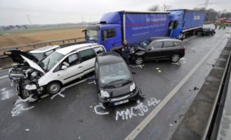 ŞASE maşini, FĂCUTE PRAF de un TIR