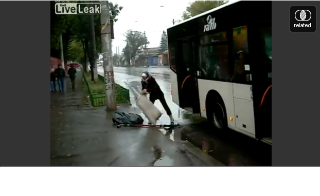 SCENĂ INEDITĂ. O româncă, de râsul lnternetului. Incredibil ce face în autobuz| VIDEO