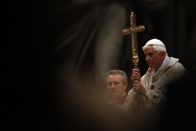 Slujba Învierii la Vatican. Papa Benedict al XVI-lea: "Întunericul ce reprezintă o ameninţare reală pentru umanitate"