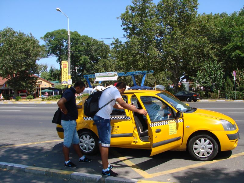 Şofer de taxi, învăţat minte să nu se mai creadă stăpânul străzii | VIDEO