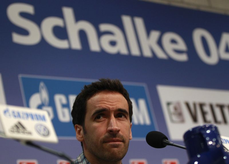Tricoul lui Raul, retras de Schalke. Atacantul pleacă din Germania