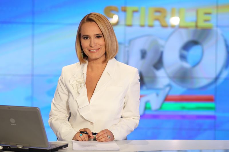 Andreea Esca prezintă ştirile de pe Naţional Arena