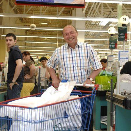 Băsescu la hypermarket: Ar fi un dezastru să nu treacă Guvernul. PLUS: Cui a dat președintele o bere