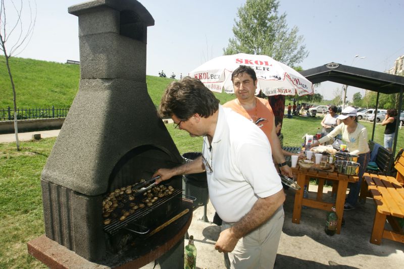 BOMBE CALORICE de pe timpul verii. Cum ajungi să te îngraşi în vacanţă