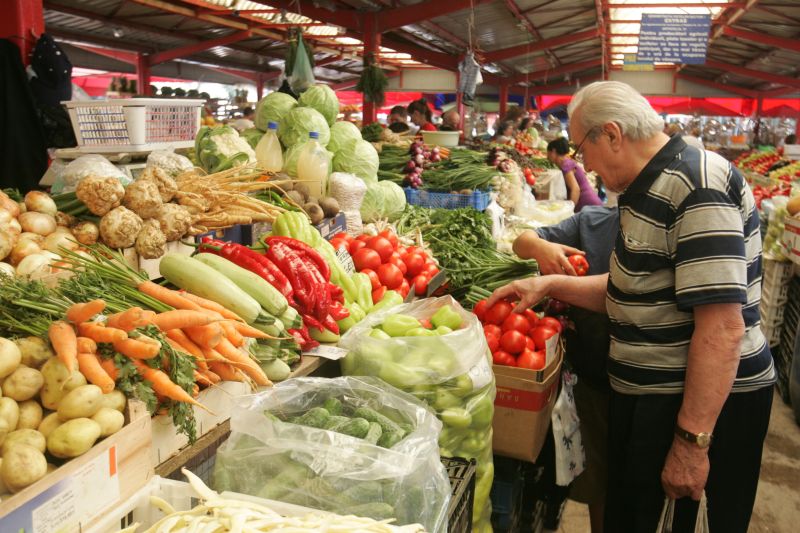 Care este soluția pentru samsarii din piețe care ne scumpesc legumele