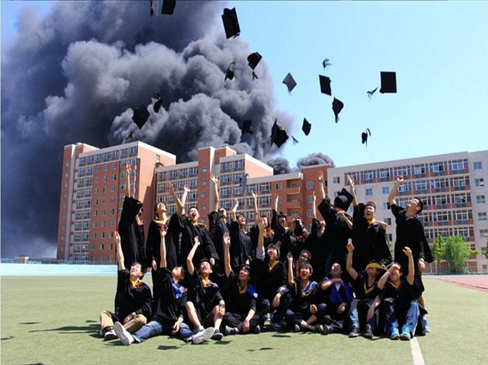 Cele mai controversate poze de absolvire: studenţii îmbrăcaţi în robe, fericiţi că le-a luat şcoala foc | FOTO