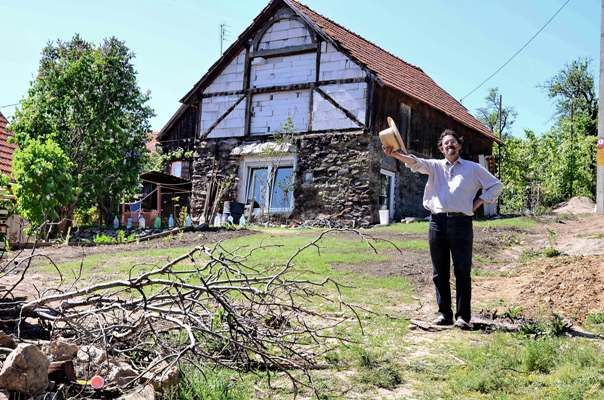 COLORĂM ROMÂNIA: Pictorul de proteste s-a retras la munte