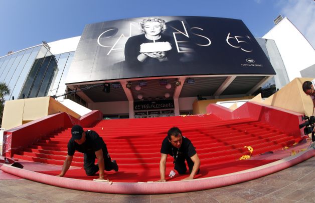 Festivalul de film de la CANNES 2012. ZIUA 1: Sacha Baron Cohen a venit cu cămila la sesiunea foto