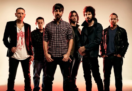 Formația Zdob și Zdub cântă în deschiderea concertului Linkin Park