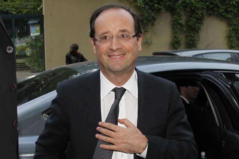 Francois Hollande şi miniştrii guvernului socialist îşi reduc salariile cu 30 la sută