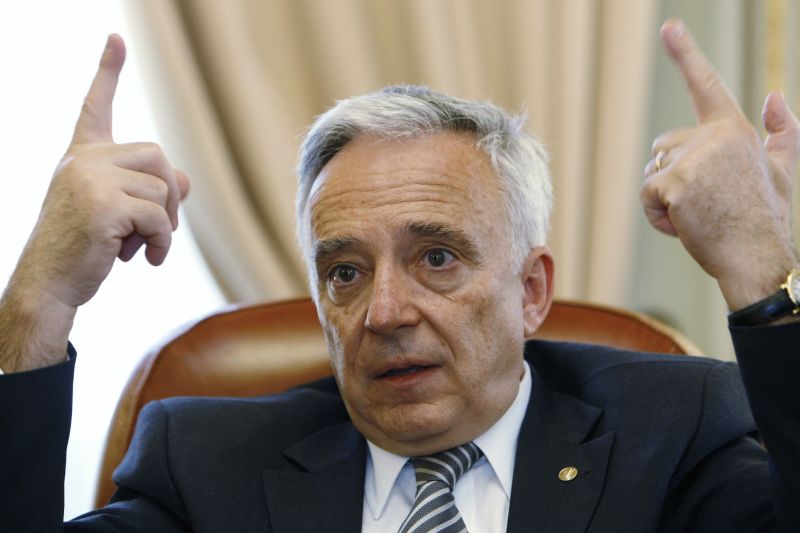 Isărescu: deprecierea cursului are o amploare redusă