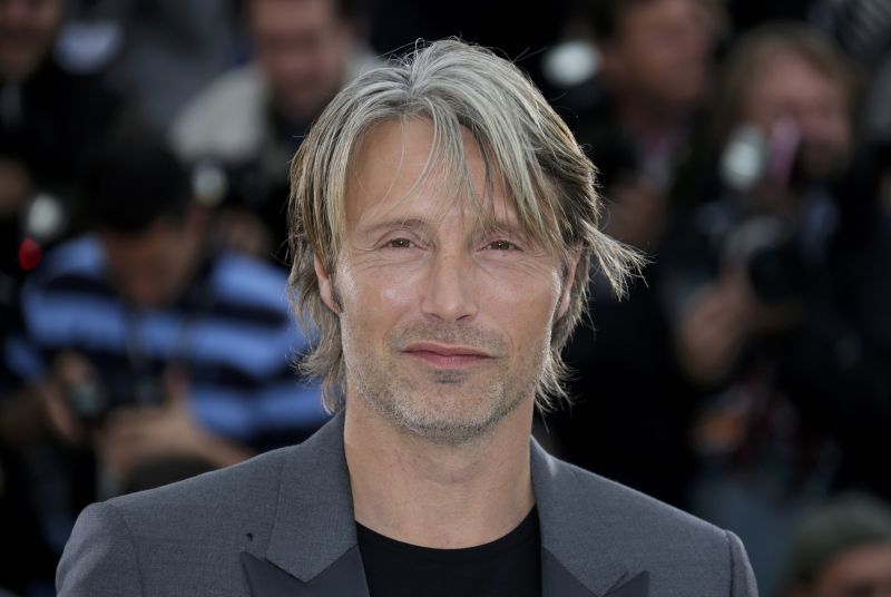 Mads Mikkelsen vine direct de la Cannes pentru a filma o producție hollywoodiană în România