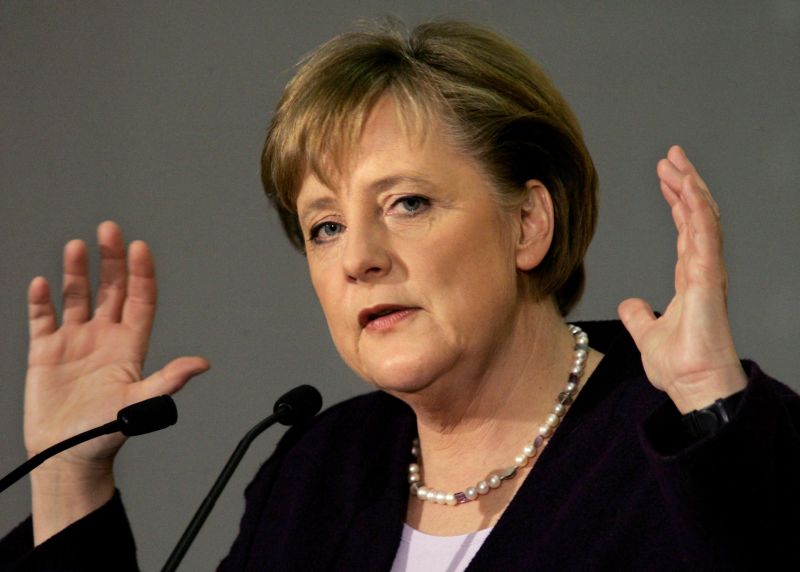 Merkel s-a răzgândit: Grecia ar trebui să facă referendum pentru a afla dacă se vrea ieșirea țării din zona euro