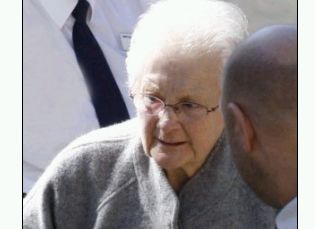 O bătrână de 78 de ani şi-a înjunghiat soţul de 17 ori. Bărbatul, bolnav de Alzheimer, a supravieţuit