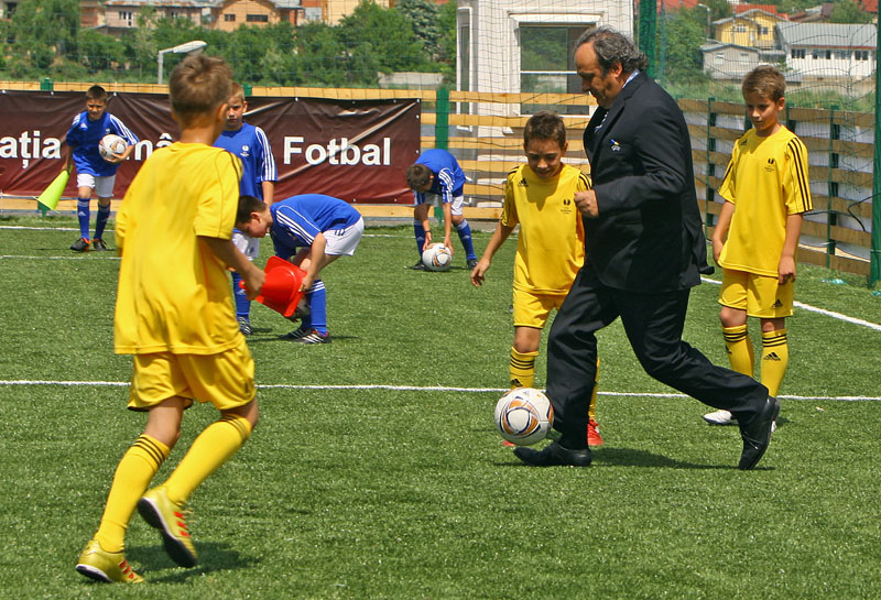 Platini a inaugurat un teren de mini-fotbal în Baicului. Onțanu l-a premiat | FOTO
