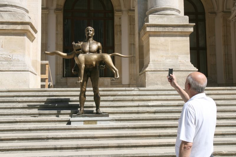 Porcăria de la Muzeul de Istorie. Forumiştii despre statuia lui Traian: "Maidanez rănit cu fular"