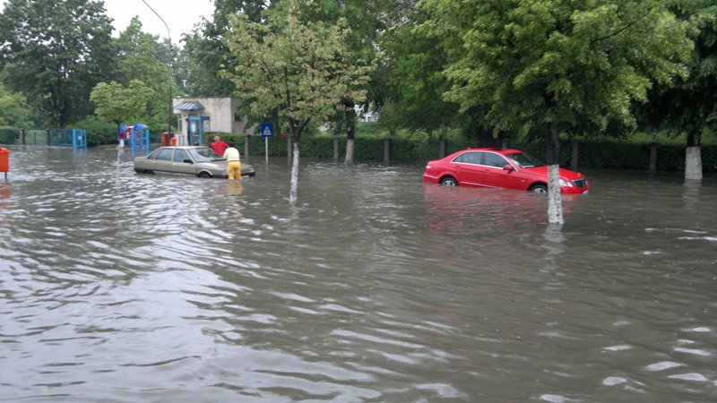 Ruperea de nori era să-i înece pe taximetriștii din Râmnicu Vâlcea