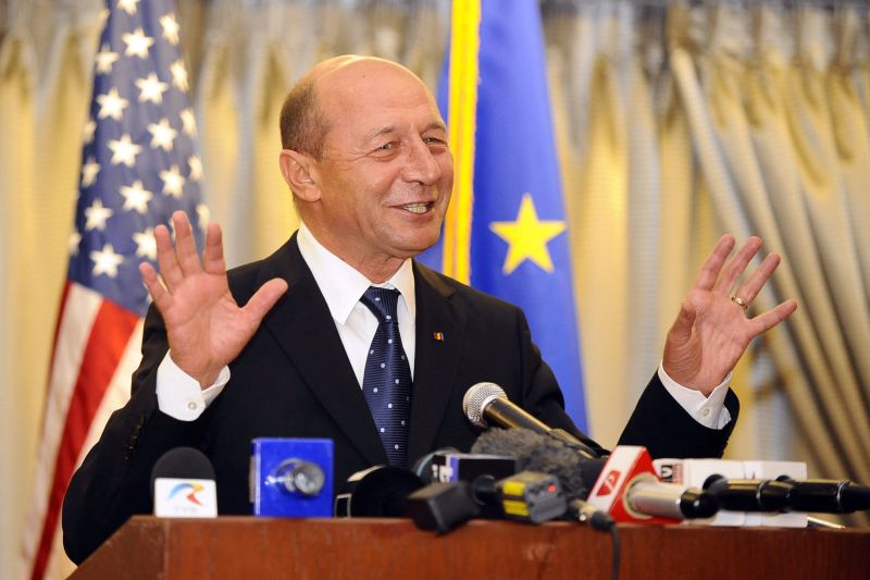 Traian Băsescu a urat "La mulți ani" tuturor Constantinilor și Elenelor