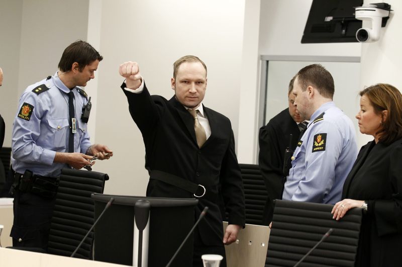 Un musulman a aruncat cu un pantof spre Anders Breivik în sala de tribunal