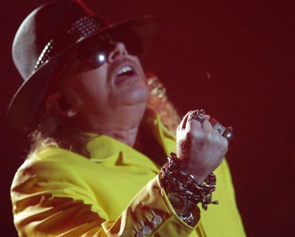 Un star rock internaţional s-a făcut de râs în timpul unui concert. VEZI ce a păţit | VIDEO