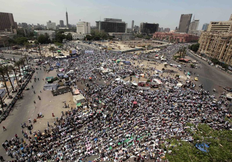Violențe în centrul capitalei egiptene. Zeci de mii de oameni cer armatei să predea puterea