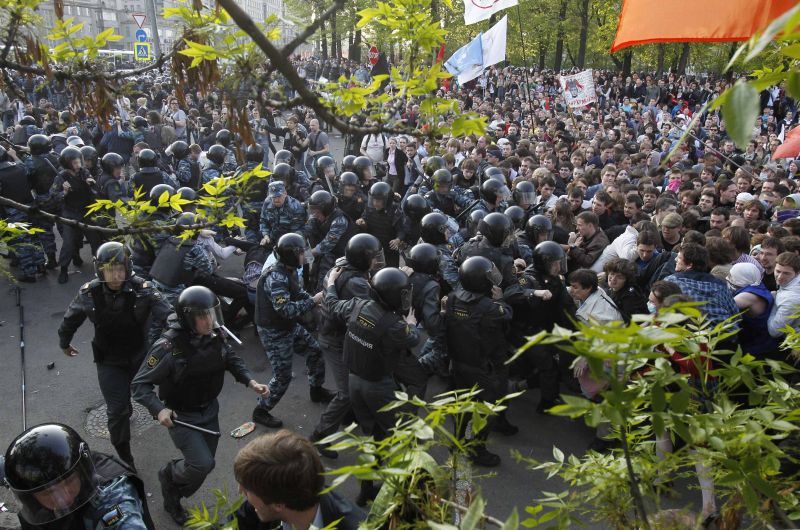 Violenţe la Moscova în timpul unei manifestaţii a opoziţiei, în ajunul învestirii lui Vladimir Putin