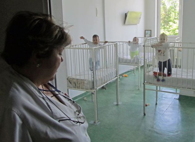 Abandonare extremă: 47 de prunci plâng după mama în spital