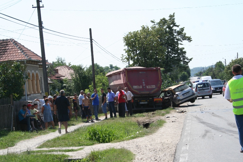 Accident crunt: 4 persoane încarcerate într-un taxi izbit violent de un camion