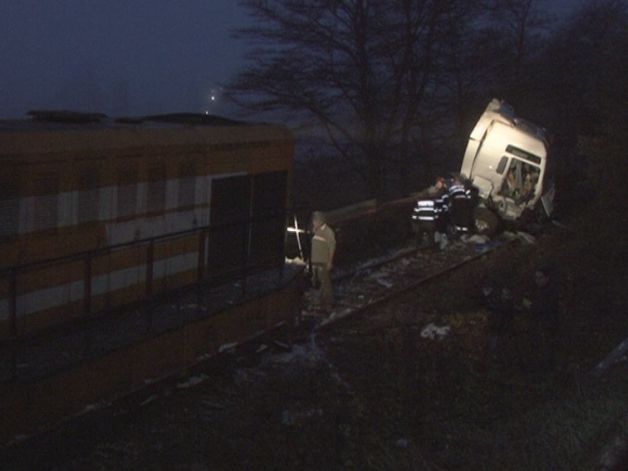 Accident grav pe A1, după ce o autocisternă cu motorină a lovit un camion cu albine