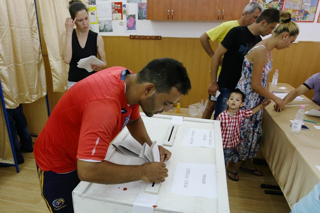 ALEGERI LOCALE 2012. Alegeri între Ştefăneşti, "miezul scandalului", şi Petrăchioaia, "simbolul sărăciei"