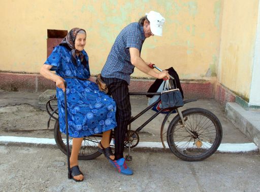 ALEGERI LOCALE 2012. O femeie de 80 de ani s-a dus pe bicicletă la vot