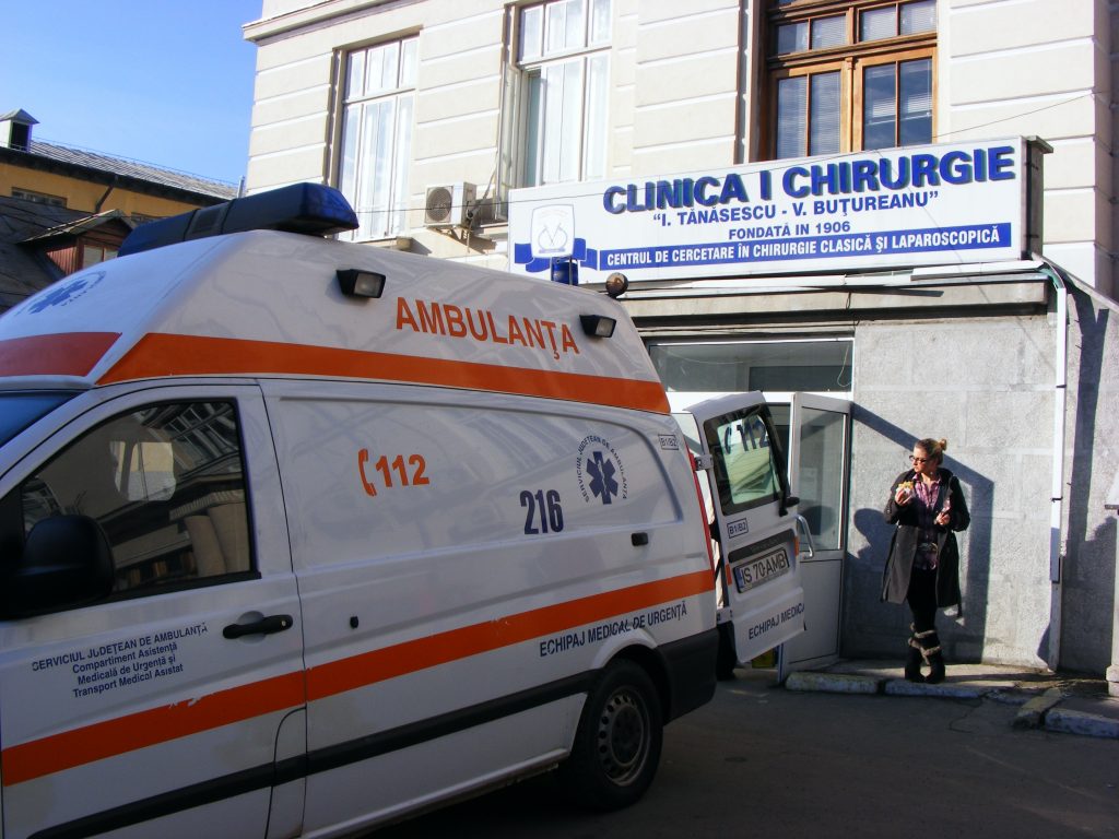 Atac violent într-un spital din Iaşi. Un pacient a înjunghiat mortal un coleg de salon şi a rănit o asistentă