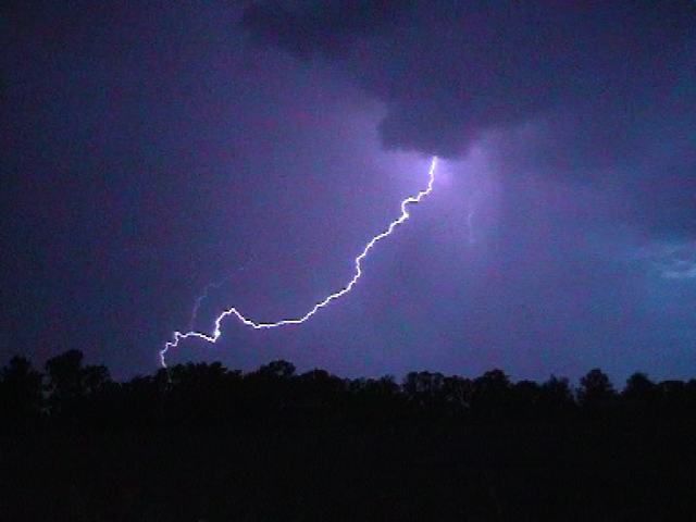 AVERTIZĂRI METEO. Ploi, vijelii şi grindină. VEZI UNDE