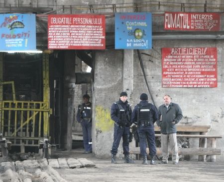 Cei doi mineri răniţi la Mina Petrila, transferaţi la Bucureşti