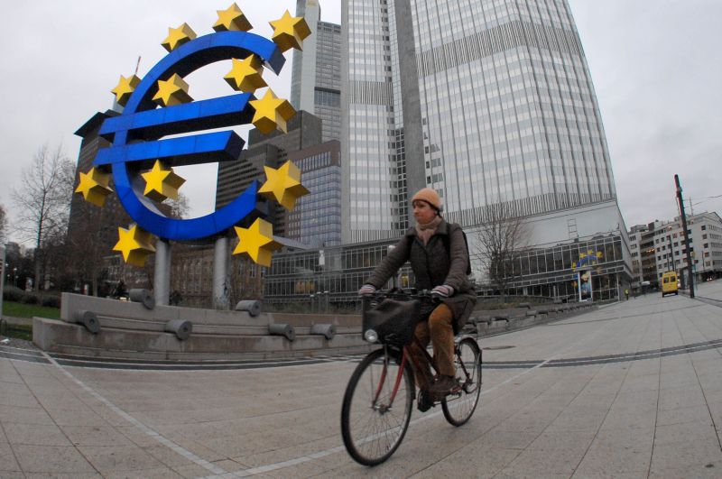 Cel mai recent semn care prevestește dezintegrarea euro. Băncile stau la coadă să își mute activele în noua marcă germană