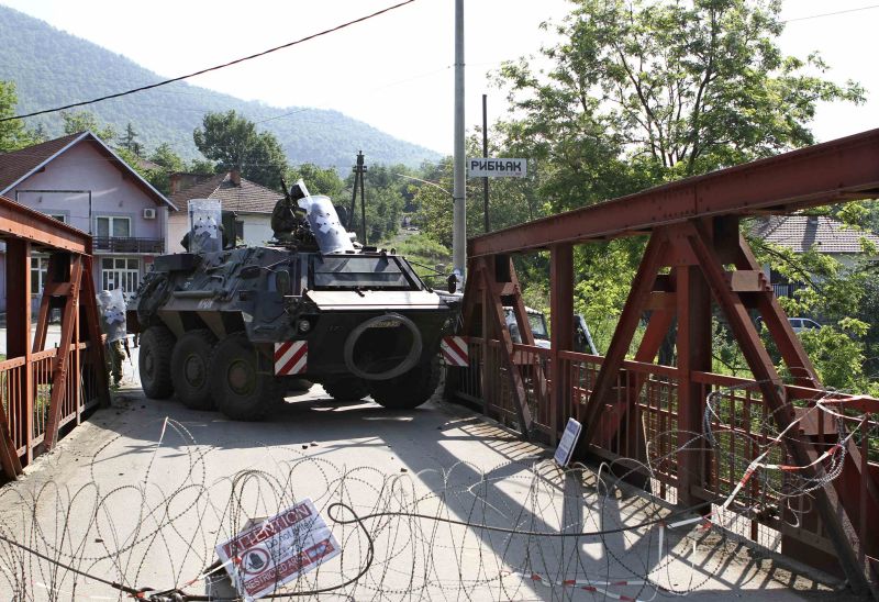 Ciocniri violente între trupele KFOR şi sârbii din nordul Kosovo
