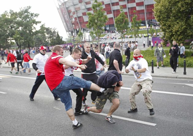 EURO 2012. UEFA penalizează dur violenţele
