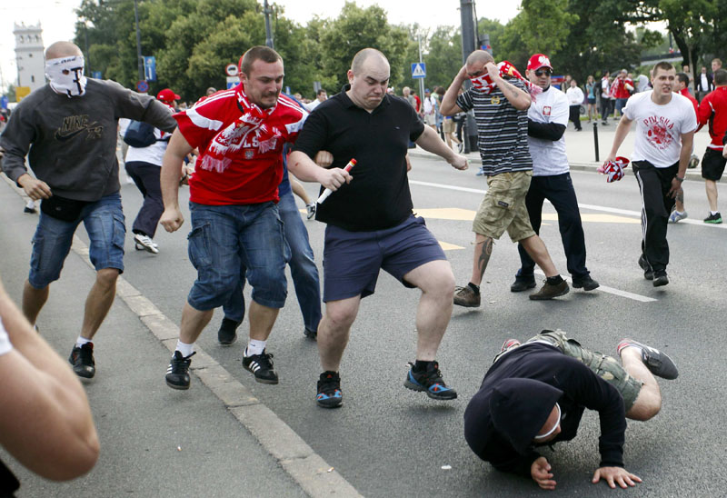 Haos la Varşovia la Euro 2012. Premierul polonez i-a făcut "idioţi" pe suporterii huligani