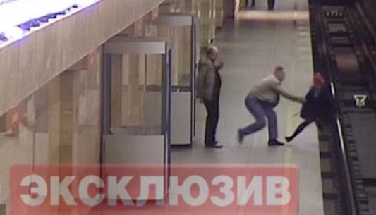 IMAGINI ŞOCANTE. O angajată a metroului din Sankt Petersburg, împinsă pe şine | VIDEO