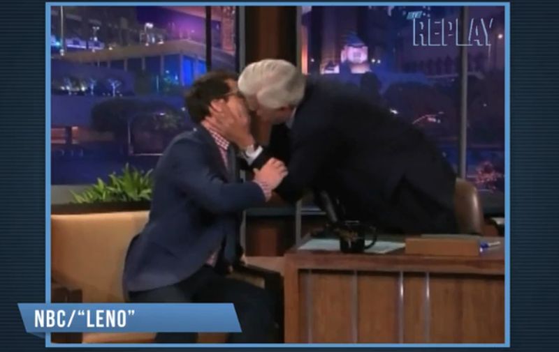 Jay Leno a sărutat un bărbat în direct