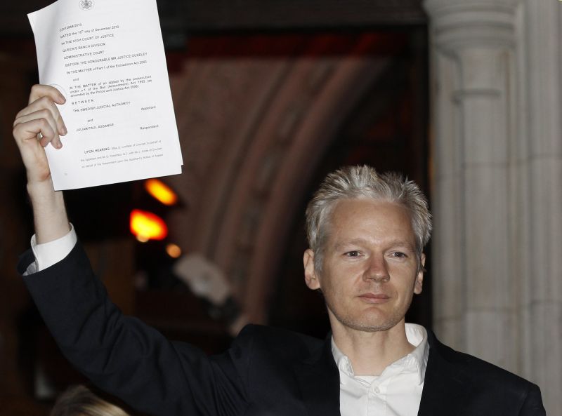Julian Assange refuză să se prezinte la poliţie pentru extrădare. Rămâne în Ambasada Ecuadorului