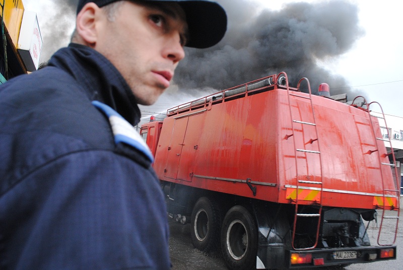 Locuinţa unui candidat la Primăria Bâlciureşti, distrusă de un incendiu