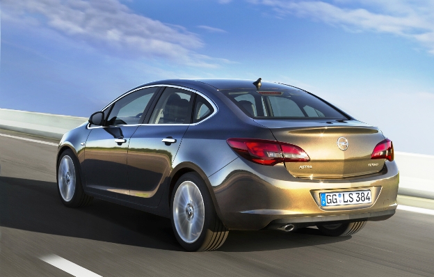 Opel Astra este de acum şi sedan