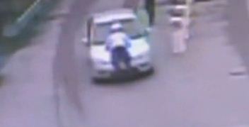 Poliţist dus pe capotă sute de metri de către un şofer nervos | VIDEO