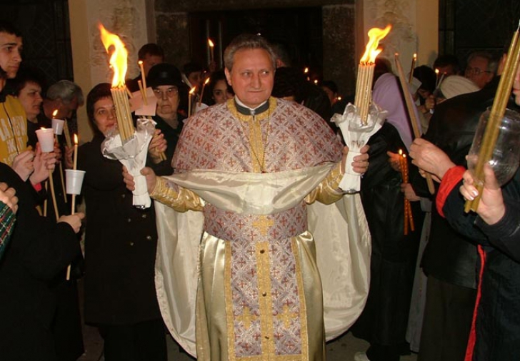 Preotul Tudor Marin va fi îngropat azi, în spatele bisericii în care a fost ucis