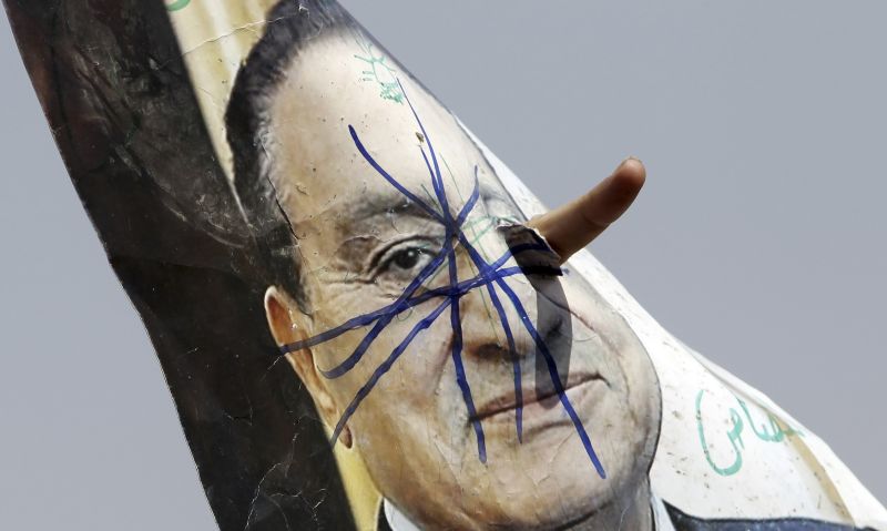 PROTESTE în EGIPT. Hosni Mubarak a refuzat, plângând, să părăsească elicopterul, pentru a intra în închisoare