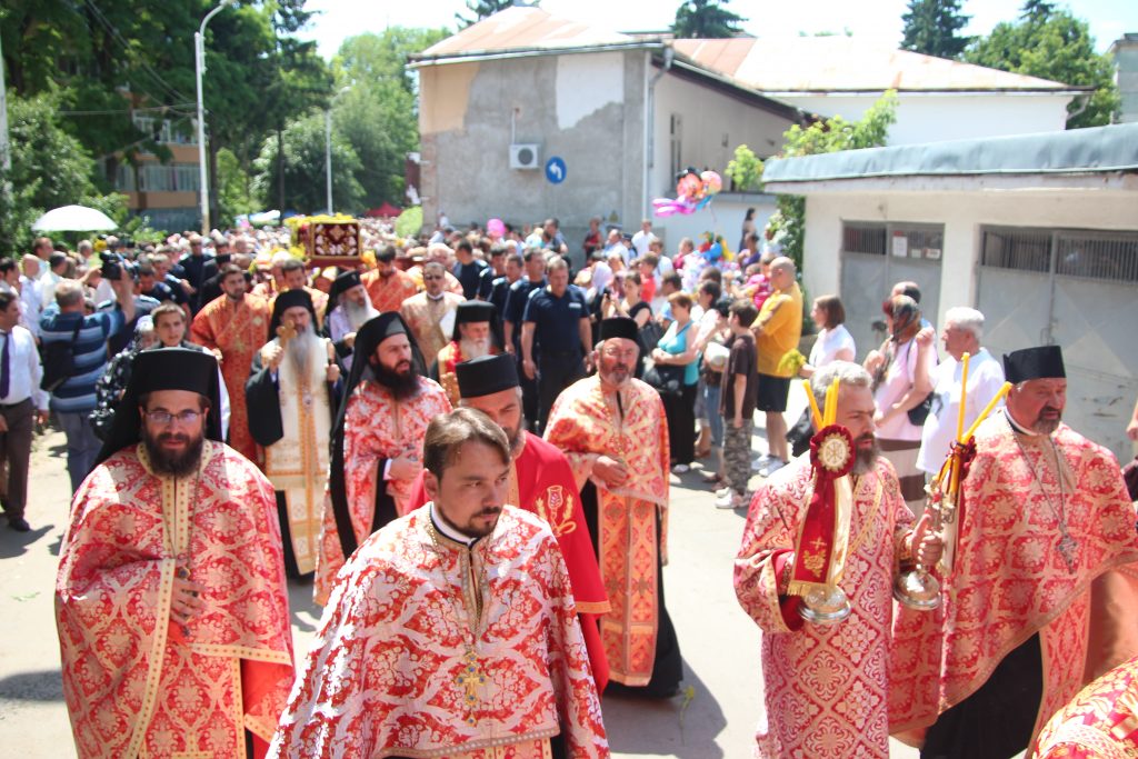 Racla cu moaştele Sf. Ioan cel Nou, urmată de 15000 de pelerini