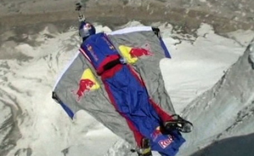 RECORD MONDIAL. A sărit în gol de la 6.500 de metri, fără paraşută | VIDEO