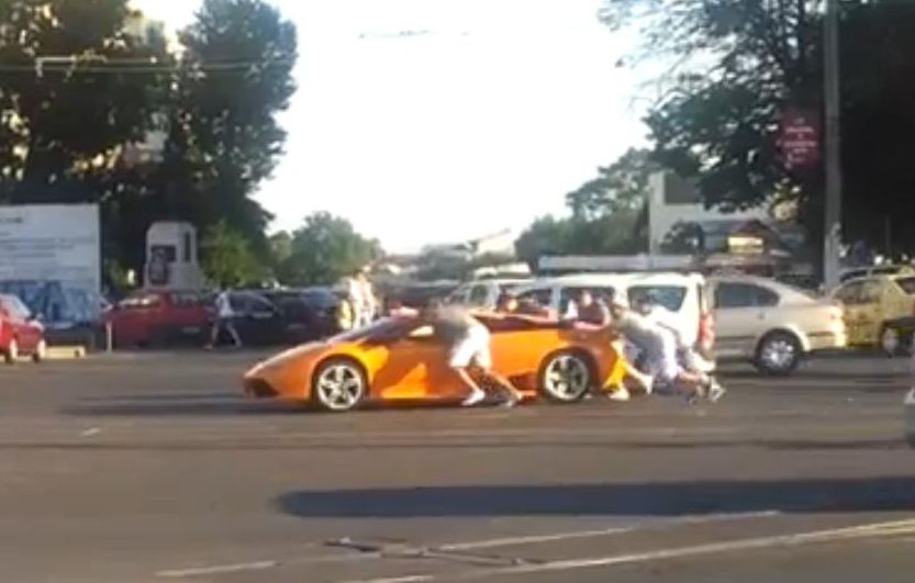 SE ÎNTÂMPLĂ ÎN ROMÂNIA. Lamborghini împins după ce a făcut "PANA PROSTULUI" | VIDEO